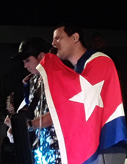 Dúo Buena Fe con la bandera cubana. Dúo Buena Fe con la bandera cubana.