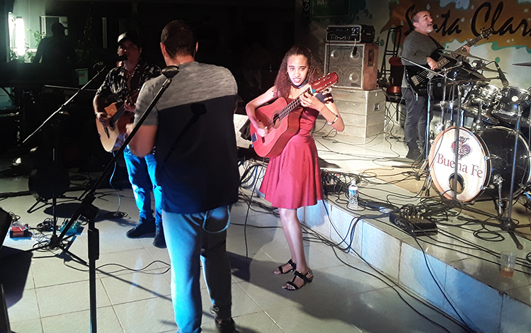 Dúo Buena Fe acompañado por estudiantes de música de Villa Clara. Dúo Buena Fe acompañado por estudiantes de música de Villa Clara.