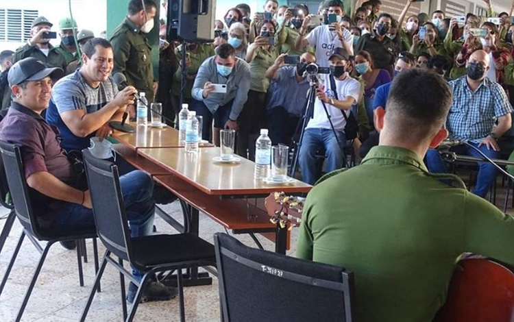 Dúo Buena Fe intercambia con cadetes del Instituto del Minint. Dúo Buena Fe intercambia con cadetes del Instituto del Minint.