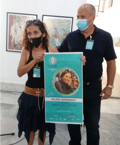 La escritora Mildre Hernández recibe el Premio del Lector. La escritora Mildre Hernández recibe el Premio del Lector.