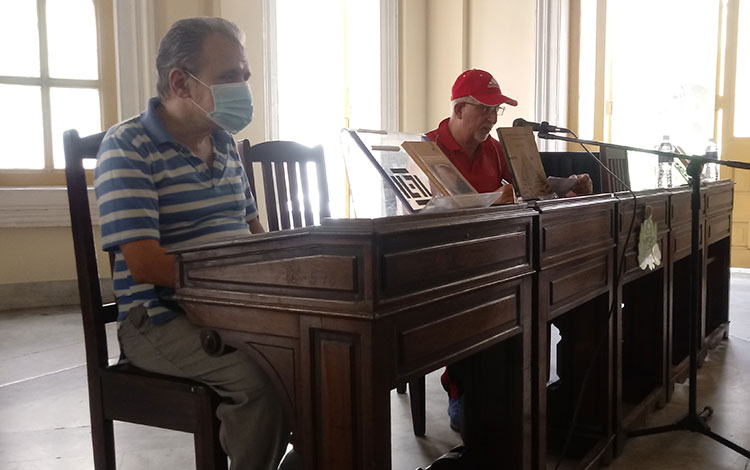 Osvaldo Rojas Garay en la presentación de su libro La Naranja entera, a cargo de José Antonio Fulgueiras. Osvaldo Rojas Garay en la presentación de su libro La Naranja entera, a cargo de José Antonio Fulgueiras.