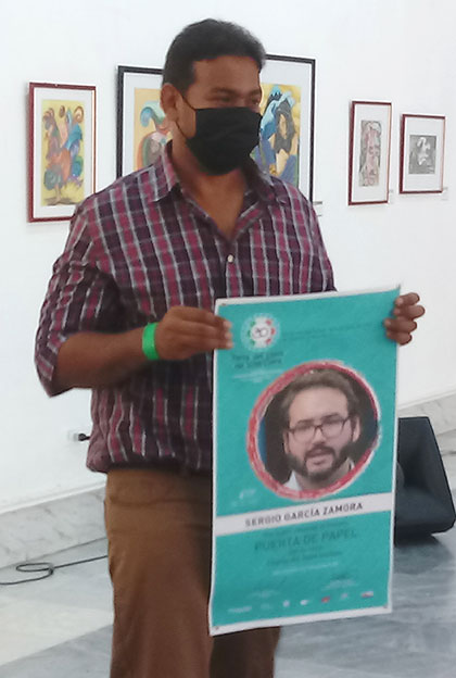 Escritor Yandrey Lay recibe el premio otorgado al poeta Sergio García Zamora. Escritor Yandrey Lay recibe el premio otorgado al poeta Sergio García Zamora.