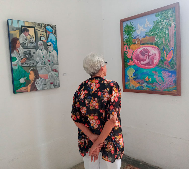 La pintora Adela María Suárez aprecia la exposición bipersonal que inauguró junto a la artista Zita Georgina Uriarte Núñez. La pintora Adela María Suárez aprecia la exposición bipersonal que inauguró junto a la artista Zita Georgina Uriarte Núñez.