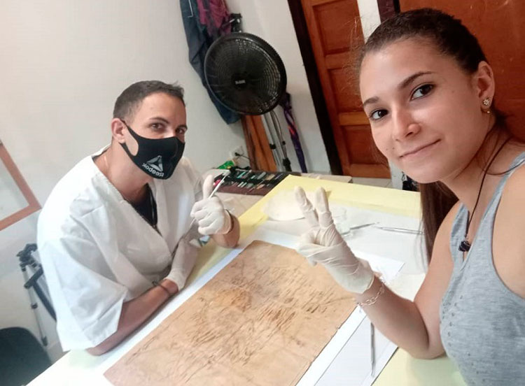 Restauradores laborando en el Museo Provincial de Villa Clara. Restauradores laborando en el Museo Provincial de Villa Clara.