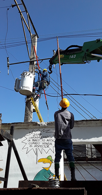 Trabajadores de la Empresa Eléctrica reparan averías provocadas por la tormenta tropical Laura. Trabajadores de la Empresa Eléctrica reparan averías provocadas por la tormenta tropical Laura.