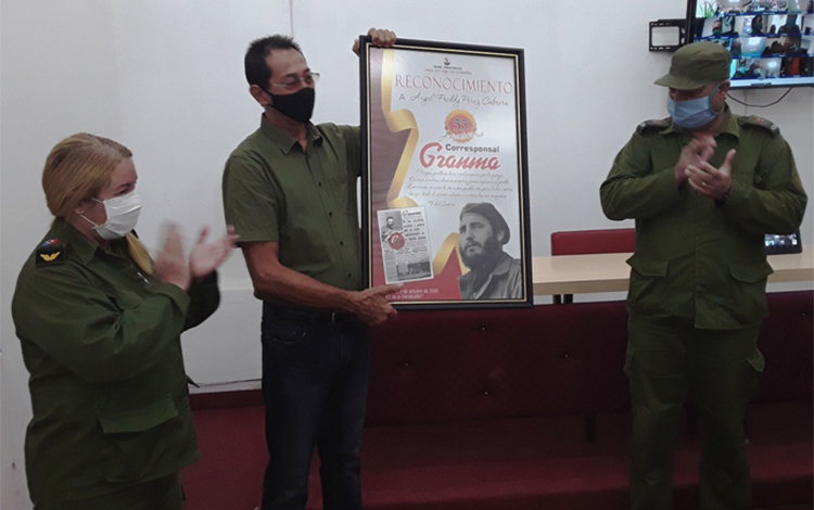 Consejo de Defensa Provincial entrega reconocimiento a Freddy Pérez Cabrera, corresponsal del periódico Granma en Villa Clara. Consejo de Defensa Provincial entrega reconocimiento a Freddy Pérez Cabrera, corresponsal del periódico Granma en Villa Clara.