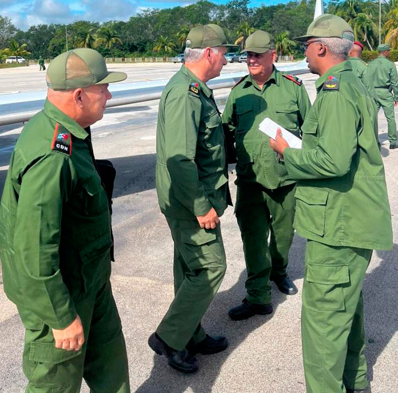 Presidente del Consejo de Defensa Nacional, Miguel Díaz-Canel, Joel Queipo Ruiz, presidente del CDP de Holguín.