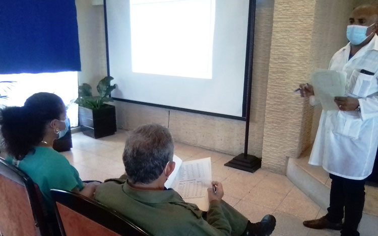El presidente del Gobierno de Santa Clara, Osmani García, detalla los planes de reducción de desastres. (Foto: Narciso Fernández Ramírez) El presidente del Gobierno de Santa Clara, Osmani García, detalla los planes de reducción de desastres. (Foto: Narciso Fernández Ramírez)