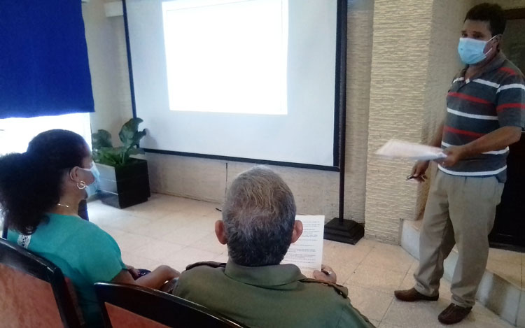El director municipal de Salud, Francisco Diéguez Quesada, explicó la situación epidemiológica de la cabecera provincial de Villa Clara, con cierta tendencia a reducir el número de contagios.(Foto: Narciso Fernández Ramírez) El director municipal de Salud, Francisco Diéguez Quesada, explicó la situación epidemiológica de la cabecera provincial de Villa Clara, con cierta tendencia a reducir el número de contagios.(Foto: Narciso Fernández Ramírez)