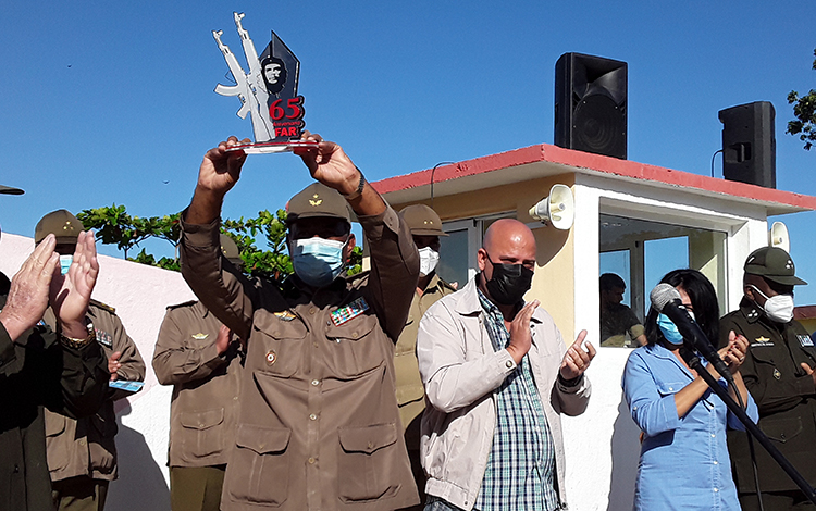 Buró Provincial del Partido entrega reconocimiento a la Región Militar Villa Clara, en el aniversario 65 de las FAR. Buró Provincial del Partido entrega reconocimiento a la Región Militar Villa Clara, en el aniversario 65 de las FAR.