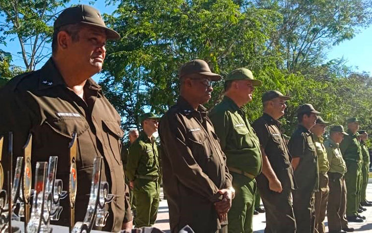 Gobernador de Villa Clara entrega reconocimiento a bomberos de la provincia. Gobernador de Villa Clara entrega reconocimiento a bomberos de la provincia.