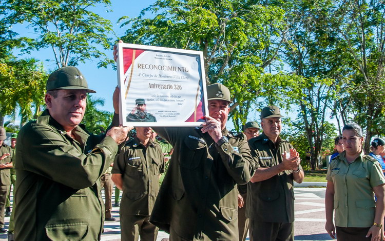 Teniente coronel Elieser Meneses recibe el diploma entregado al Cuerpo de Bomberos de Villa Clara. Teniente coronel Elieser Meneses recibe el diploma entregado al Cuerpo de Bomberos de Villa Clara.
