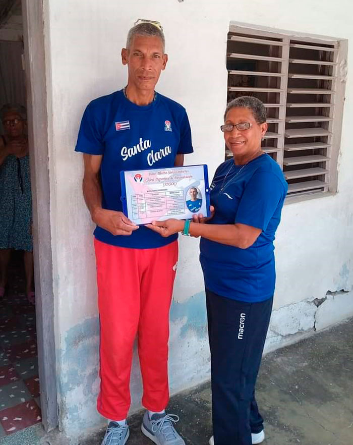 Julio Alberto Solís Contreras con Maritza Prado Gallardo presidenta de la comisión municipal de atención a atletas y glorias deportivas.
