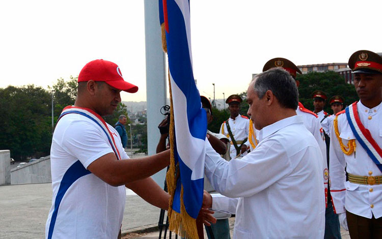 Presidente del INDER, Osvaldo Vento, entrega la bandera cubana al pelotero cubano Frederich Cepeda. Presidente del INDER, Osvaldo Vento, entrega la bandera cubana al pelotero cubano Frederich Cepeda.
