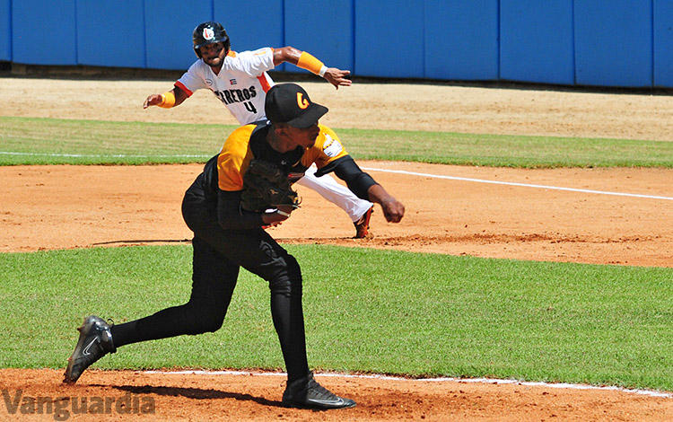 Enyer Fernández, pitcher perdedor de Guantánamo frente a Villa Clara. Enyer Fernández, pitcher perdedor de Guantánamo frente a Villa Clara.