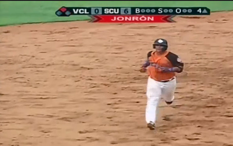 Corrido de bases de Yeniet Pérez tras primer jonrón contra Santiago de Cuba. Corrido de bases de Yeniet Pérez tras primer jonrón contra Santiago de Cuba.