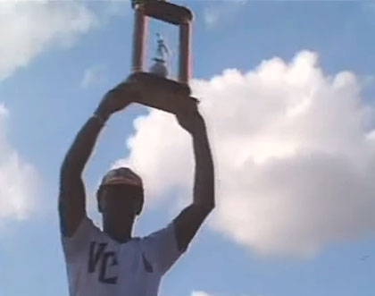Pedro Jova alza trofeo de campeón de Villa Clara en la Serie Nacional 1993-1994. Pedro Jova alza trofeo de campeón de Villa Clara en la Serie Nacional 1993-1994.