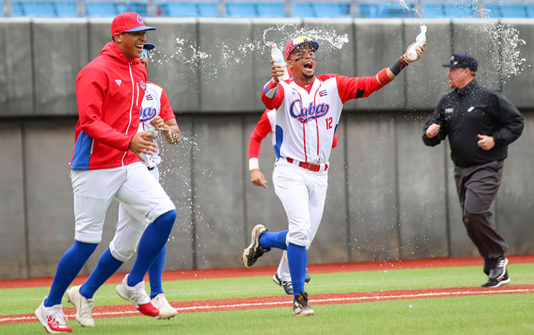 Cuba celebra la victoria, 3-1, contra Australia. Cuba celebra la victoria, 3-1, contra Australia.