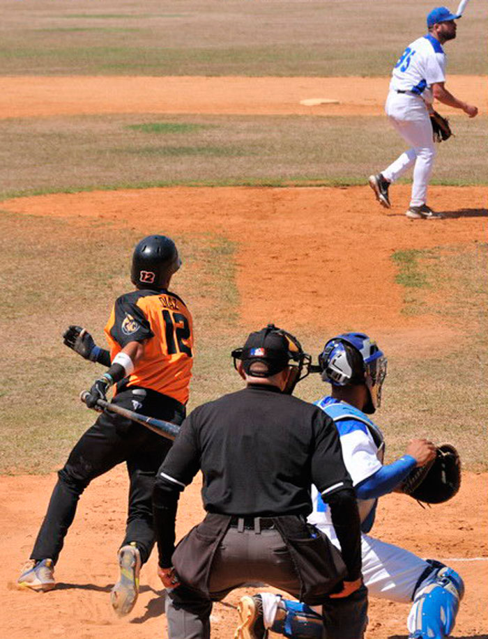 Ariel Díaz Paret conecta triple frente a Industriales.