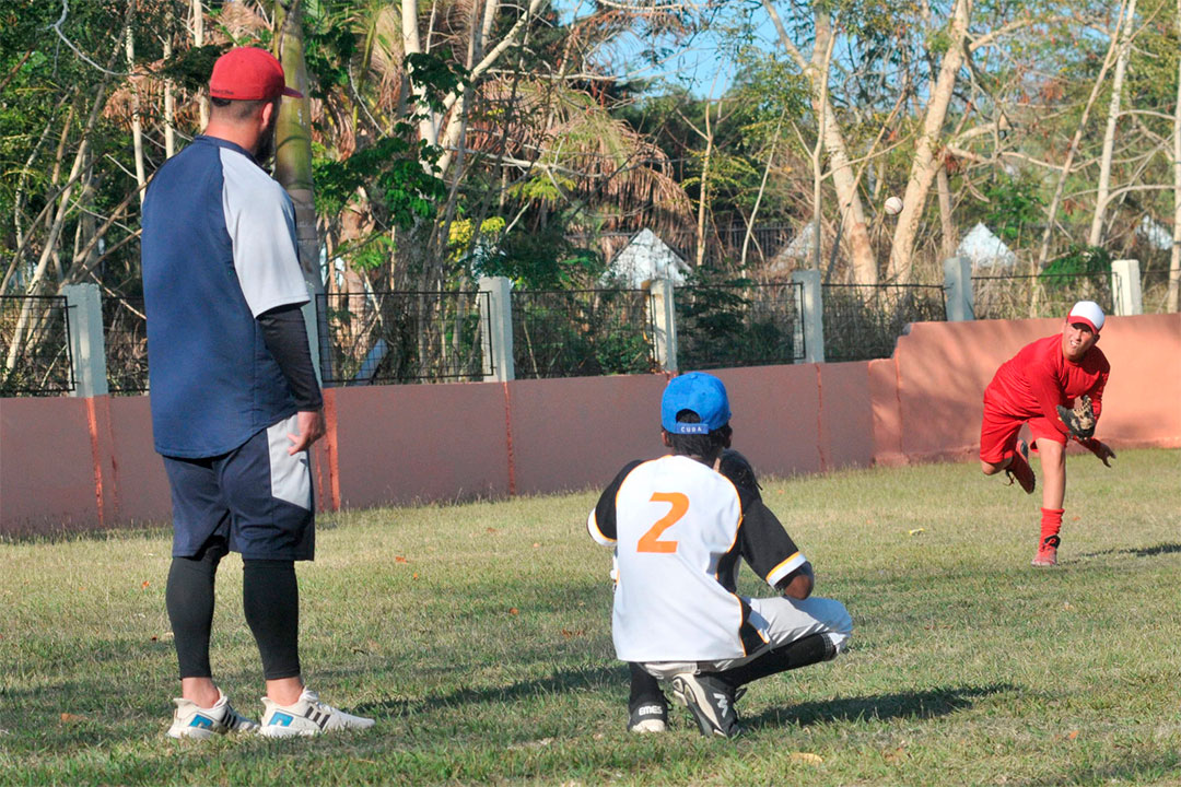 Entrenador prepara a peloteros de las pequeñas ligas de Santa Clara.