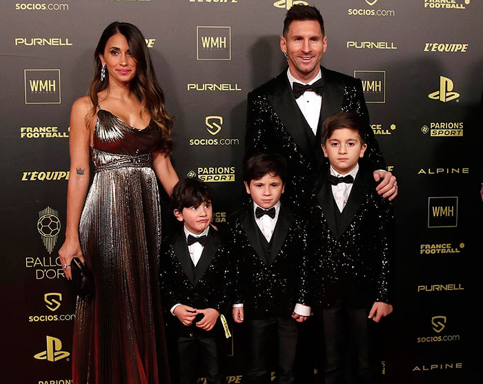 Leo Messi, junto a su esposa y sus hijos, en la entrega del Balón de Oro en 2021. Leo Messi, junto a su esposa y sus hijos, en la entrega del Balón de Oro en 2021.