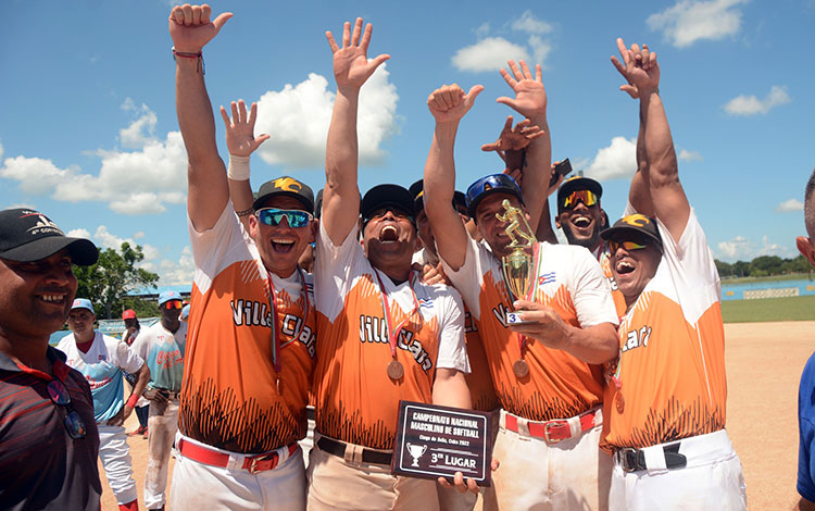 Villa Clara celebra el tercer lugar en el Campeonato Nacional de Softbol, en Ciego de Ávila 2022.