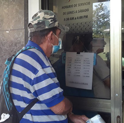 Cliente en Cadeca de Santa Clara, en el primer día de la venta de divisas. Cliente en Cadeca de Santa Clara, en el primer día de la venta de divisas.