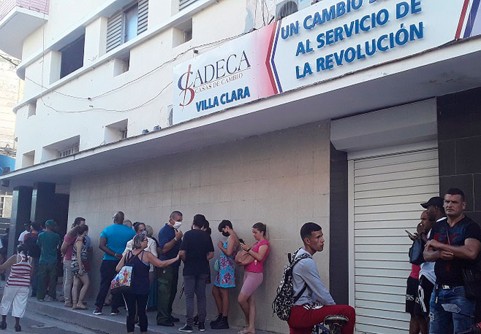 Cola para la compra de divisas en Cadeca de Santa Clara, en el inicio de la venta, el 23 de agosto de 2022. Cola para la compra de divisas en Cadeca de Santa Clara, en el inicio de la venta, el 23 de agosto de 2022.