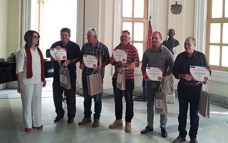 Reconocimiento a clientes de Bandec. Reconocimiento a clientes de Bandec.