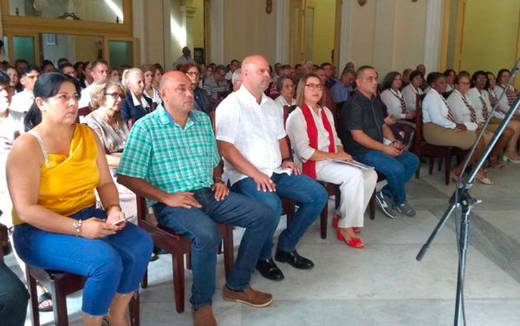 Presidencia del acto de Villa Clara por el aniversario 25 de Bandec. Presidencia del acto de Villa Clara por el aniversario 25 de Bandec.