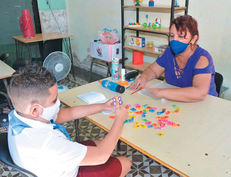Alumno y maestra de primaria en Villa Clara. Alumno y maestra de primaria en Villa Clara.