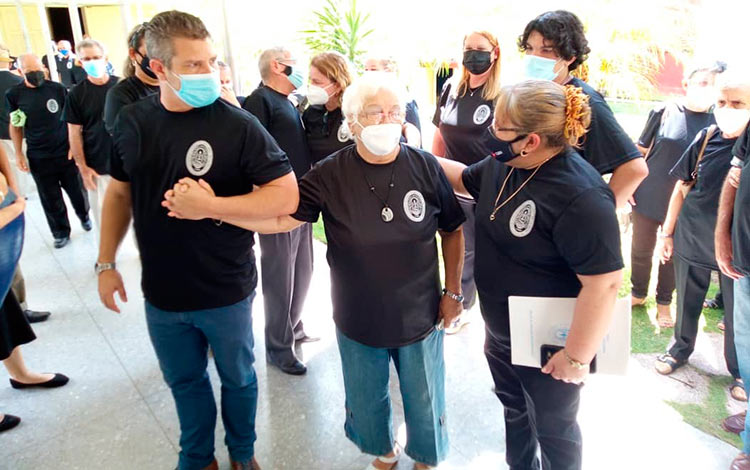 Familiares y compañeros rinden homenaje póstumo al exrector de la UCLV, José Luis García Cuevas. Familiares y compañeros rinden homenaje póstumo al exrector de la UCLV, José Luis García Cuevas.