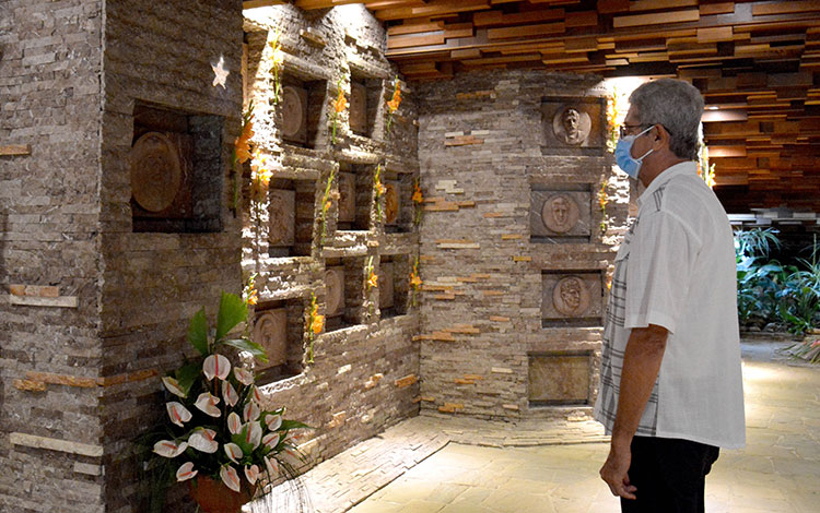 Profesor jubilado Manuel Delgado Pérez rinde homenaje al Cje en el Memorial donde reposan sus restos y los de sus compañeros de lucha en Bolivia. Profesor jubilado Manuel Delgado Pérez rinde homenaje al Cje en el Memorial donde reposan sus restos y los de sus compañeros de lucha en Bolivia.