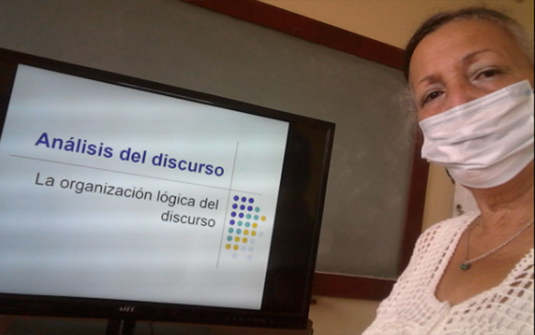 Dr, C. Eraica Campos durante una presentación de sus investigaciones sobre el discurso. Dr, C. Eraica Campos durante una presentación de sus investigaciones sobre el discurso.