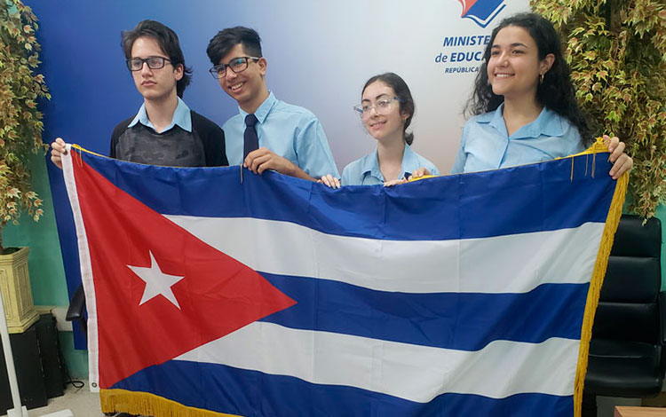 Diego Denis Velázquez, merecedor del oro, a la izquierda, junto a otros concursantes de Cuba, ganadores de la medalla de plata. Diego Denis Velázquez, merecedor del oro, a la izquierda, junto a otros concursantes de Cuba, ganadores de la medalla de plata.