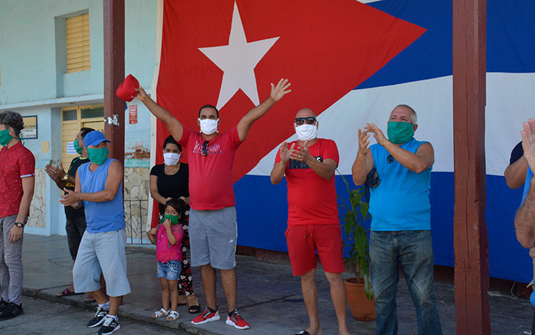 Con aplausos y felicidad celebraron el fin de la cuarentena los  pobladores de  las viviendas que abarcan nueve manzanas del  Consejo Popular Camajuaní 2. 