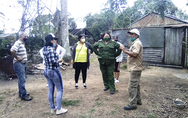 Vicegobernadora de Villa Clara recorre comunidad Las Cruces, en Corralillo. Vicegobernadora de Villa Clara recorre comunidad Las Cruces, en Corralillo.