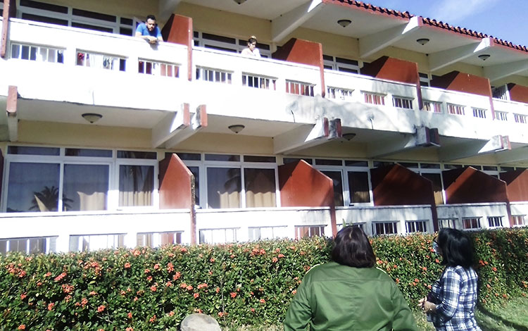 El Hotel Elguea funciona como centro de aislamiento para los médicos que laboran en la zona roja del hospital universitario Celestino Hernández Robau, de Santa Clara. El Hotel Elguea funciona como centro de aislamiento para los médicos que laboran en la zona roja del hospital universitario Celestino Hernández Robau, de Santa Clara.