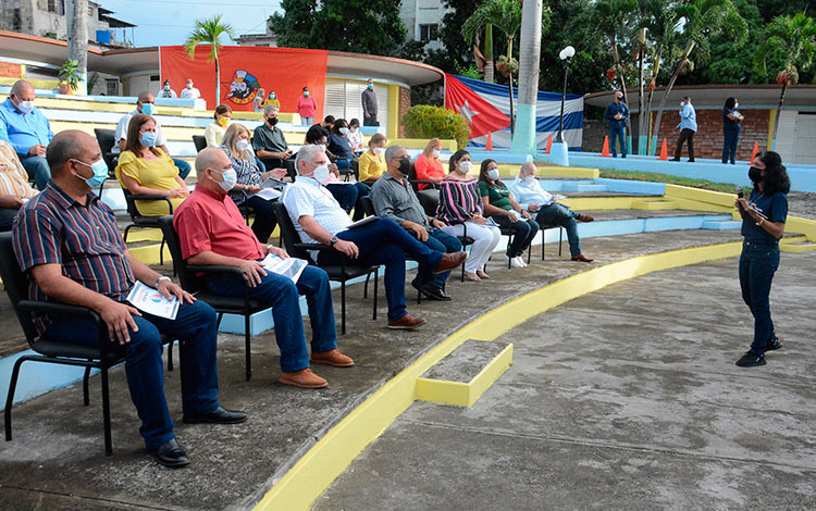 Presidente de Cuba, Miguel Díaz-Canel Bermúdez, visita el barrio habanero La Timba. Presidente de Cuba, Miguel Díaz-Canel Bermúdez, visita el barrio habanero La Timba.