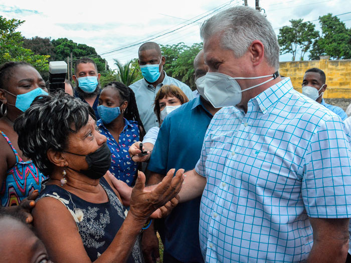Presidente de Cuba, Miguel Díaz-Canel Bermúdez, conversa con vecina del barrio habanero La Timba. Presidente de Cuba, Miguel Díaz-Canel Bermúdez, conversa con vecina del barrio habanero La Timba.
