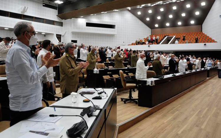 Diputados aplauden en la clausura del Séptimo Período Ordinario de Sesiones de la Asamblea Nacional del Poder Popular. Diputados aplauden en la clausura del Séptimo Período Ordinario de Sesiones de la Asamblea Nacional del Poder Popular.