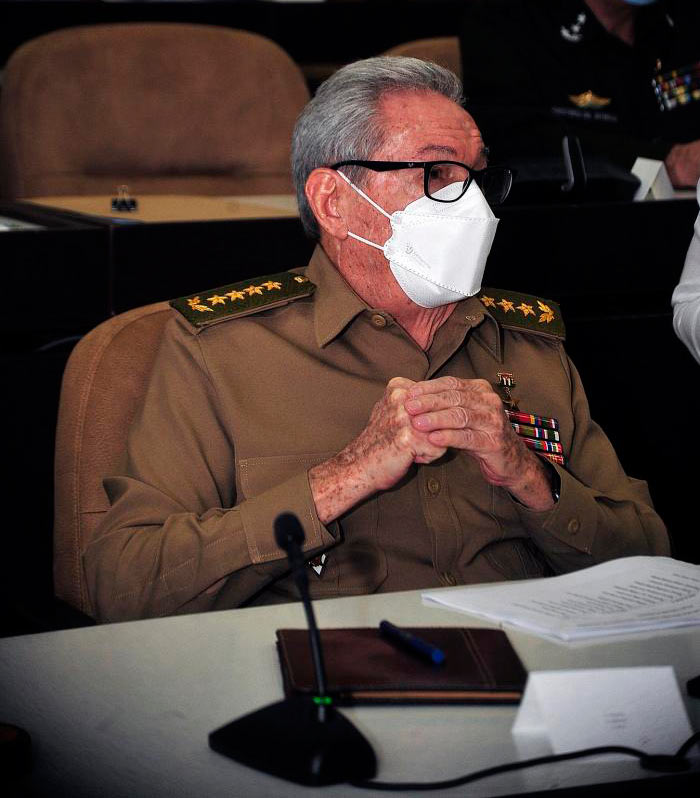 General de Ejército Raúl Castro Ruz en la clausura del Séptimo Período Ordinario de Sesiones de la Asamblea Nacional del Poder Popular. General de Ejército Raúl Castro Ruz en la clausura del Séptimo Período Ordinario de Sesiones de la Asamblea Nacional del Poder Popular.