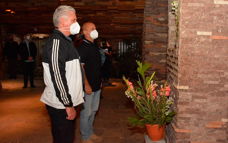 Presidente de Cuba, Miguel Díaz-Canel, y el coordinador nacional de los CDR, Gerardo Hernández Nordelo, rinde tributo al Guerrillero Heroico en el Memorial del Complejo Escultórico Ernesto Che Guevara, en Santa Clara. Presidente de Cuba, Miguel Díaz-Canel, y el coordinador nacional de los CDR, Gerardo Hernández Nordelo, rinde tributo al Guerrillero Heroico en el Memorial del Complejo Escultórico Ernesto Che Guevara, en Santa Clara.