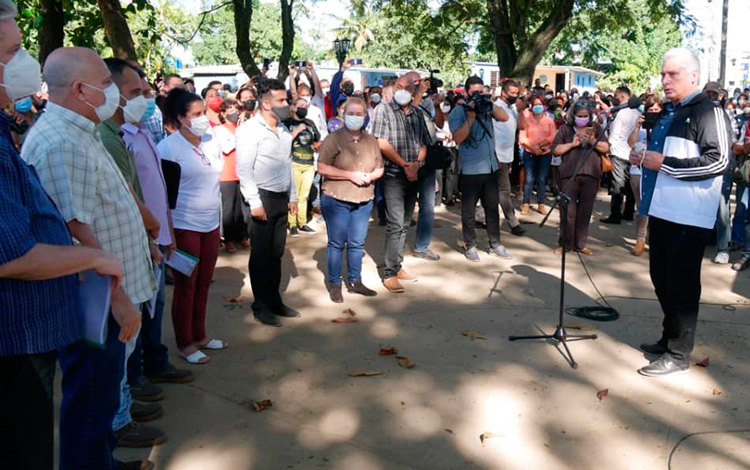 Presidente de Cuba, Miguel Díaz-Canel Bermúdez, conversa con vecinos del barrio Condado, en Santa Clara. Presidente de Cuba, Miguel Díaz-Canel Bermúdez, conversa con vecinos del barrio Condado, en Santa Clara.