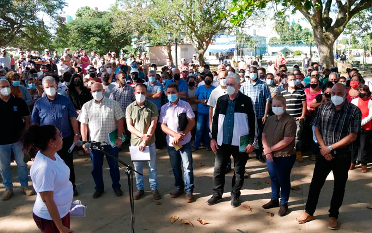 Presidente de Cuba, Miguel Díaz-Canel Bermúdez, en un encuentro con la comunidad en el barrio Condado, en Santa Clara. Presidente de Cuba, Miguel Díaz-Canel Bermúdez, en un encuentro con la comunidad en el barrio Condado, en Santa Clara.