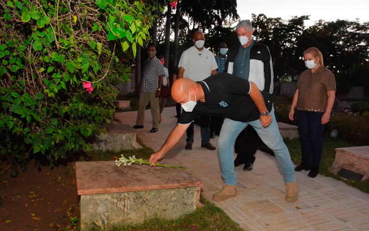 .Presidente de Cuba, Miguel Díaz-Canel Bermúdez, y el coordinador nacional de los CDR, Gerardo Hernández Nordelo, durante el tributo a los combatientes del Frente de Las Villas. Presidente de Cuba, Miguel Díaz-Canel Bermúdez, y el coordinador nacional de los CDR, Gerardo Hernández Nordelo, durante el tributo a los combatientes del Frente de Las Villas.