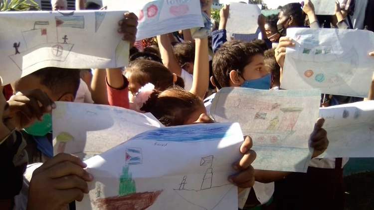 Pioneros de la escuela primaria América Latina, del Condado, en Santa Clara, muestran dibujos sobre el desembarco del Granma, durante visita del Presidente cubano. Pioneros de la escuela primaria América Latina, del Condado, en Santa Clara, muestran dibujos sobre el desembarco del Granma, durante visita del Presidente cubano.