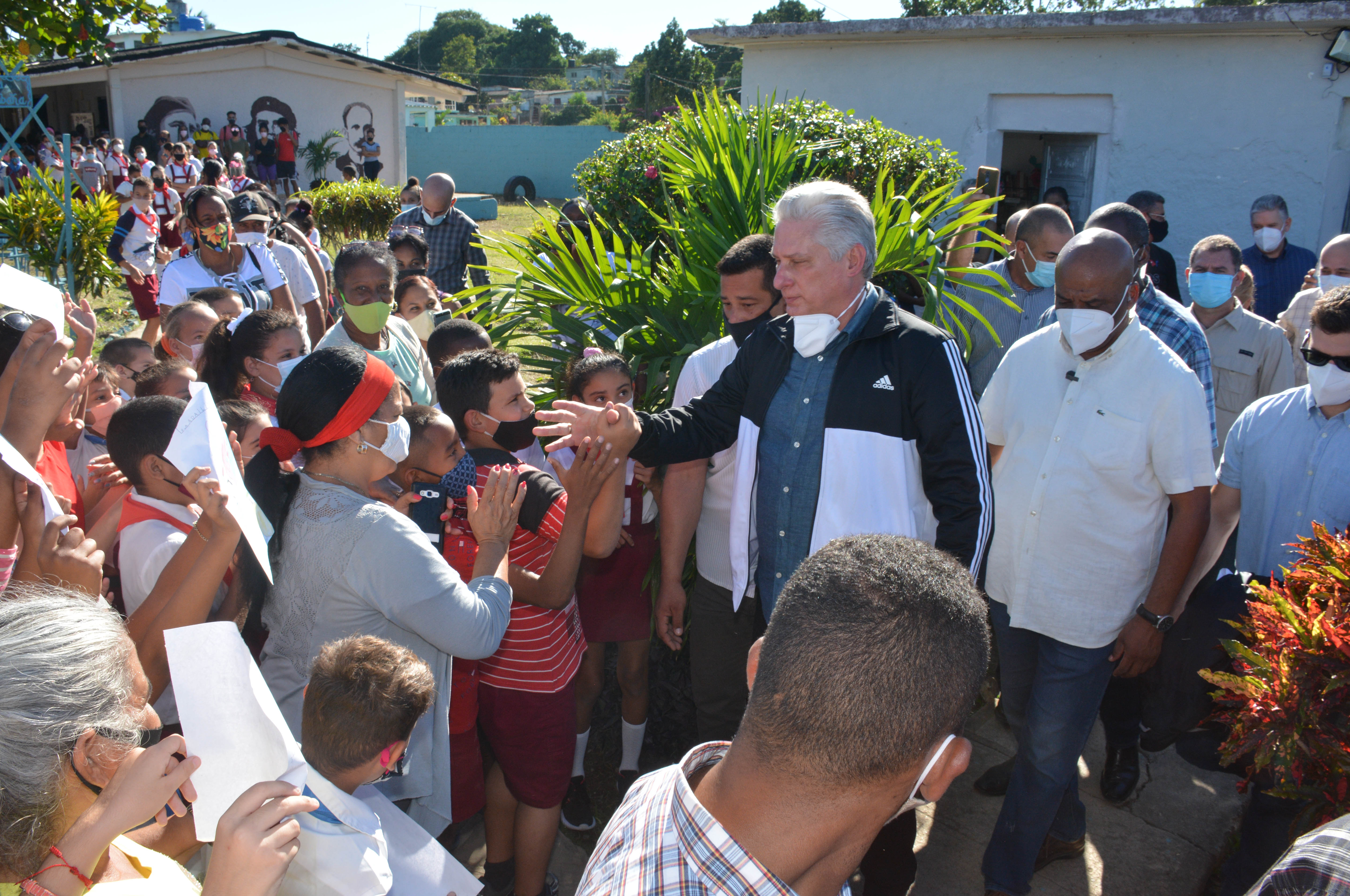 Presidente de Cuba visita escuela América Latina, de Santa Clara. Presidente de Cuba visita escuela América Latina, de Santa Clara.