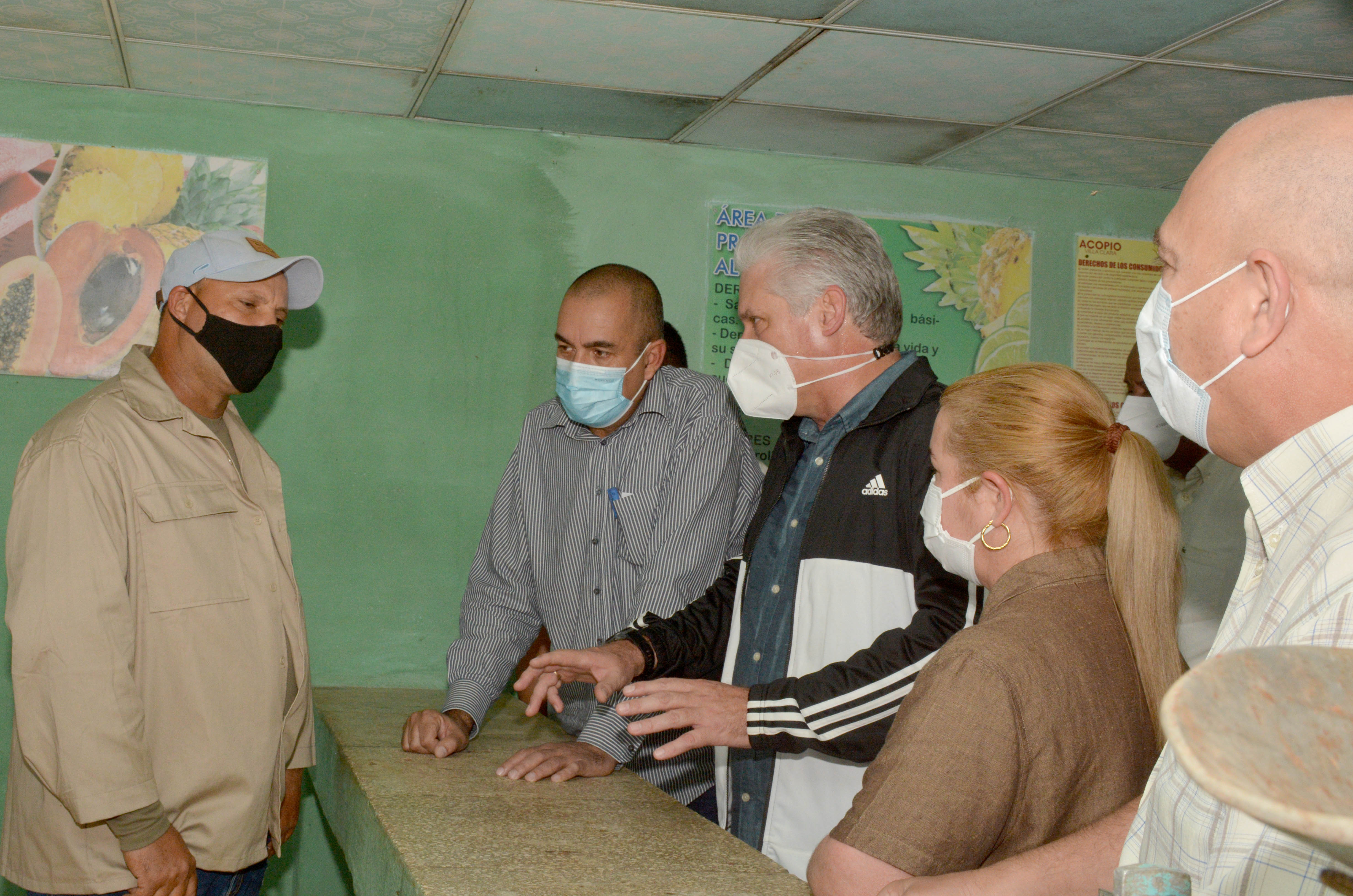 Presidente Miguel Díaz-Canel Bermúdez visita un mercado agropecuario del barrio Condado, de Santa Clara. Presidente Miguel Díaz-Canel Bermúdez visita un mercado agropecuario del barrio Condado, de Santa Clara.