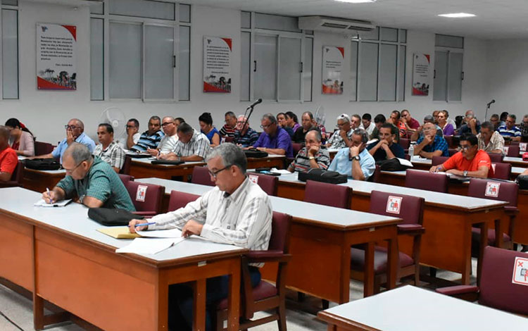 Participantes en la reunión con Salvador Valdés Mesa, vicepresidente de la República de Cuba.